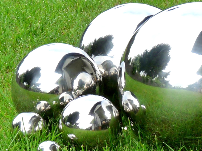 The stainless steel balls are in the production process.